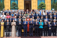 越共中央总书记、国家主席苏林2024年8月23日与第四届世界海外越南人会议暨2024年海外越南知识分子和专家论坛参会代表合影。图自越通社