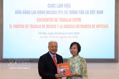 越南通讯社党委书记、社长、中央宣教部副部长武越庄向墨西哥劳动党总书记、参议员阿尔贝托·阿纳亚·古铁雷斯赠送关于越南革新40年画册。图自越通社