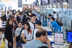 旅客在内排国际航空港办理手续。图自dangcongsan.org.vn