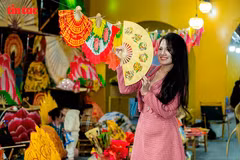 手工艺村与古街美食旅游节参观者照相。图自越通社