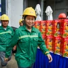 向兴安省Ecopark工地的劳动者赠送乙巳年春节礼物。图自人民报