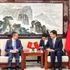 越南驻中国大使范清平（左）会见中国共青团中央书记处第一书记阿东。图自越通社