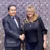 越南国会主席陈青敏和越南驻意大利都灵名誉领事桑德拉·斯卡利奥蒂。图自越通社