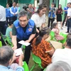 胡志明市工作代表团向富春坊的贫困家庭赠送礼物。图自越通社