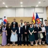 代表团与驻韩国大使、总领事以及旅韩越南人团体和侨胞合影留念。图自越通社