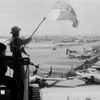 1975年4月30日，解放旗在新山一机场高高飘扬。图自越通社