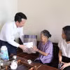 喜迎越共十四大和2026丙午春节 党和国家向优抚对象发放现金。图自越通社