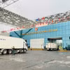 货运车辆排队通过北仑二号桥，经芒街国际口岸通关。图自越通社