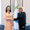 越南国家主席常驻法语国家常设理事会代表阮氏云英大使和法语国家及地区国际组织（OIF）总干事卡罗琳娜。图自越通社