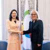 越南国家主席常驻法语国家常设理事会代表阮氏云英大使和法语国家及地区国际组织（OIF）总干事卡罗琳娜。图自越通社