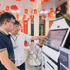 芝陵乡共行政服务中心干部指导民众使用AI辅助公共服务自助终端机。图自越通社
