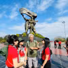 游客参观奠边府胜利纪念碑。图自越通社