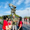 游客参观奠边府胜利纪念碑。图自越通社