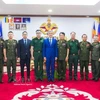 阮明羽大使与柬埔寨皇家军总司令部领导和干部合影。图自越通社