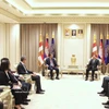 越共中央委员、外交部常务副部长阮明羽在金边拜会了柬埔寨王国第一副首相涅沙文。图自越通社