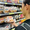 消费者选购清真产品。图自越通社