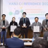 组委会向研讨会演讲嘉宾颁发纪念章。图自越通社
