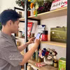 消费者扫描产品二维码，了解产地来源信息。图自越通社