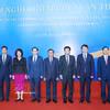 越共中央政治局委员、中央书记处常务书记陈锦秀与外交部干部合影。图自越通社