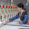 凭借优惠贷款资金，美亚村的慕氏拉女士投建民族服装缝纫厂，创造多个就业岗位，稳定收入，逐步实现可持续脱贫。图自越通社