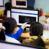 越南学生使用可汗学院平台。图自越南之声