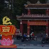 在顺化市中心各公园区域设置的横幅和装饰，热烈欢迎党的第十四次全国代表大会。图自越通社