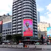 悬挂许多大型横幅和海报，庆祝西贡-嘉定市以胡志明主席的名字命名50周年。图自越通社