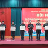同奈市军事指挥部向2019-2025年阶段在建设边境民兵哨所中成绩优异的5个集体颁发奖状。图自越通社