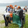 收集垃圾、维护环境绿洁美。图自VOV