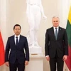 越南驻波兰兼驻立陶宛特命全权大使何黄海(左)。图自越通社