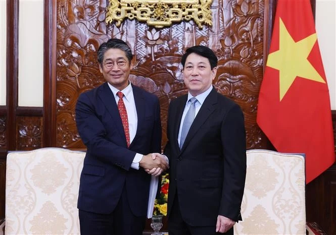 国家主席梁强和日本驻越南大使伊藤直树。图自越通社