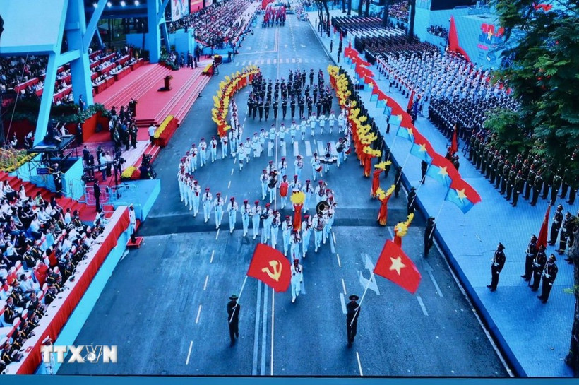 越南在胡志明市举行庆典、阅兵和游行活动，隆重纪念南方解放、国家统一50周年。图自越通社