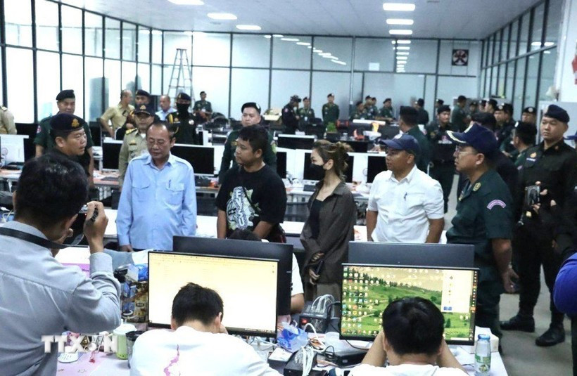 桔井省（Kratie）职能力量突袭斯努奥县一处被用作网络诈骗中心的地点，逮捕300余名外国人。图自AKP