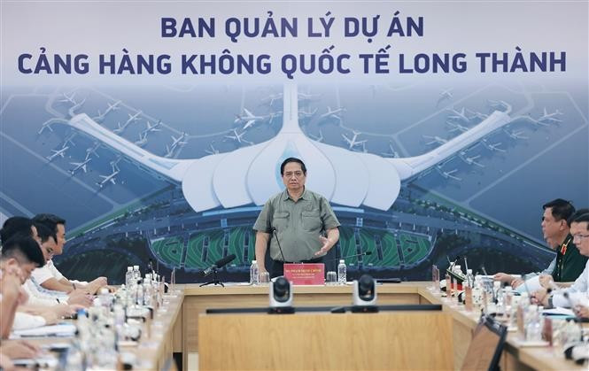 越南政府总理范明政亲自视察并督促隆城国际机场项目施工进度。图自越通社