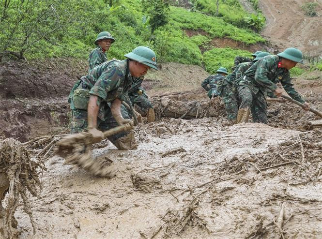 目前，公安、军队、民兵和各级组织力量等近700人参与救援行动。图自越通社