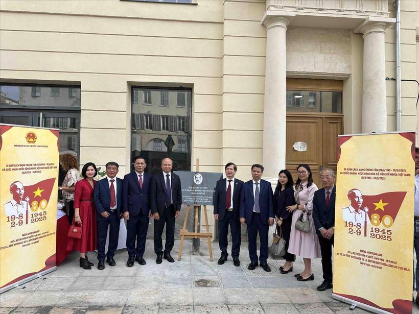 越南驻法国大使出席马赛报广场胡志明主席纪念牌匾换发仪式。图自越通社