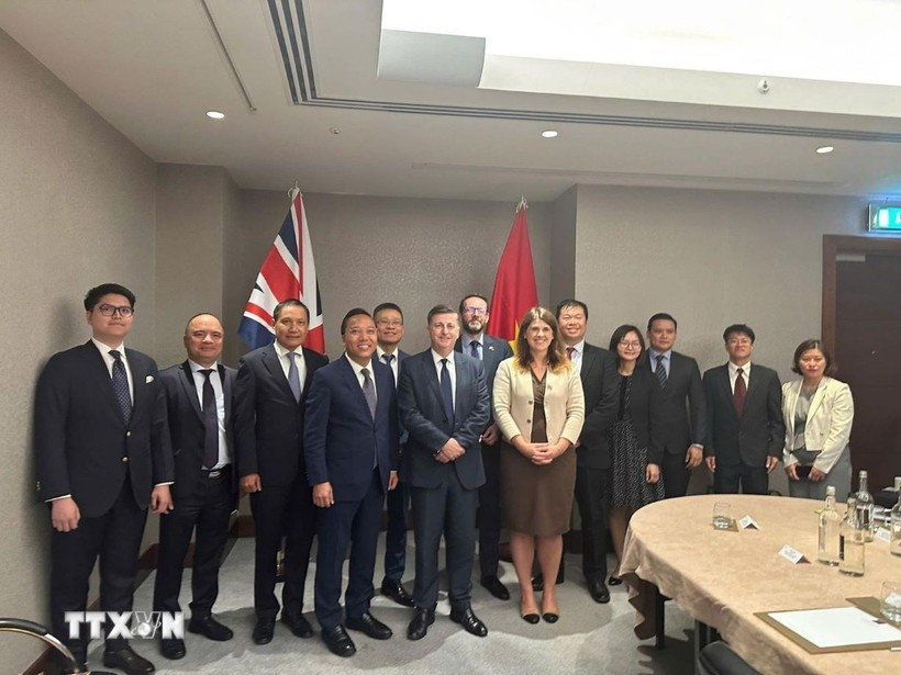阮黄龙副部长与英国贸易政策国务大臣道格拉斯·亚历山大（Douglas Alexander）及两国各部委、使馆代表在第14次JETCO会议上合影留念。图自越通社