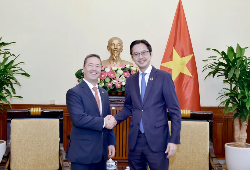 越南外交部副部长杜雄越在越南外交部总部会见了正在访问越南的美国国务院东亚和太平洋事务高级官员肖恩·小野·科塔罗。