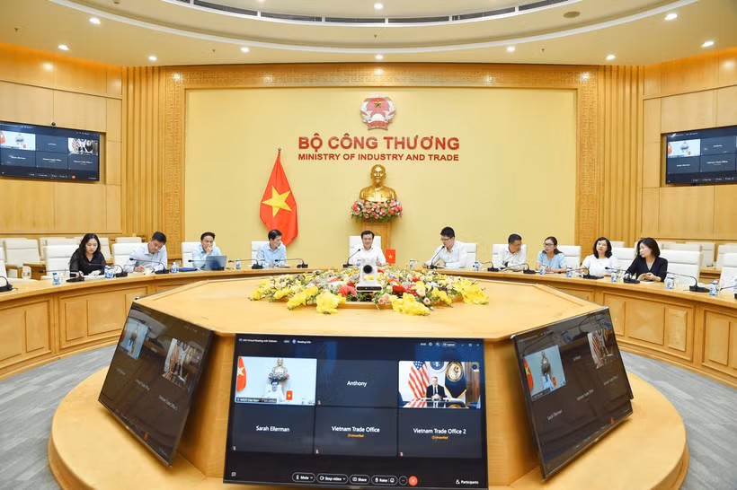 双方进行线上通话。图自越通社