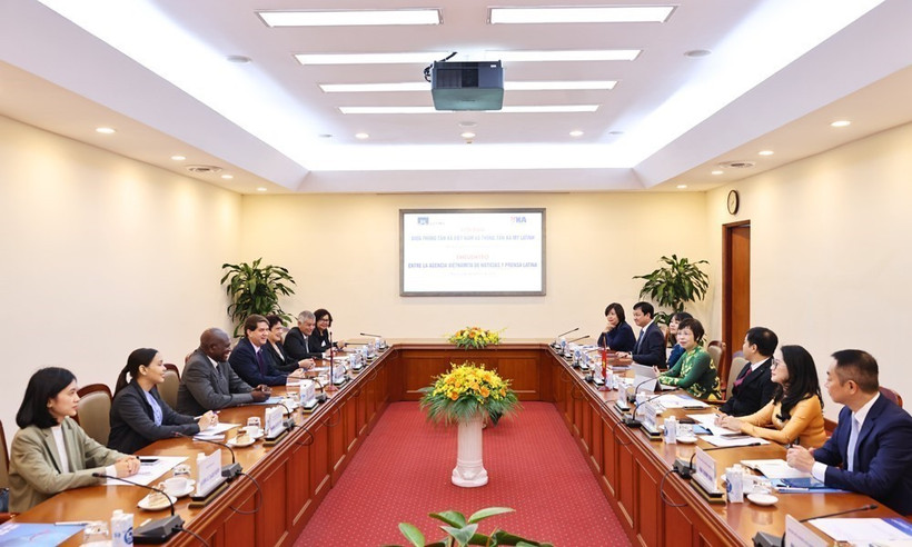 12月1日上午，越通社社长武越庄与由古巴拉丁美洲通讯社社长豪尔赫·莱加尼奥瓦率领的古巴拉美社代表团举行会谈。图自越通社