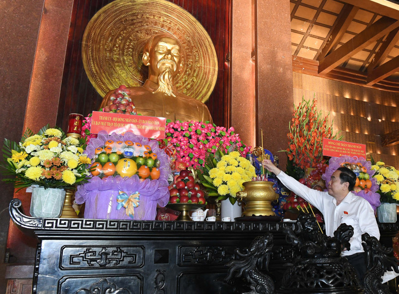 国会主席陈青敏在胡志明市缅怀英烈。图自人民代表报