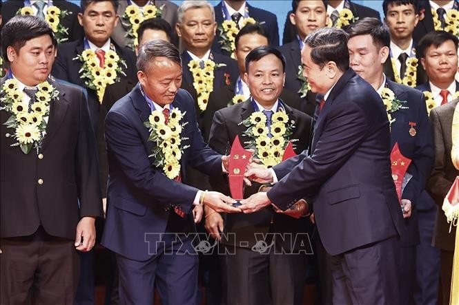 国会主席陈青敏向模范工人党员授予奖杯 图自越通社