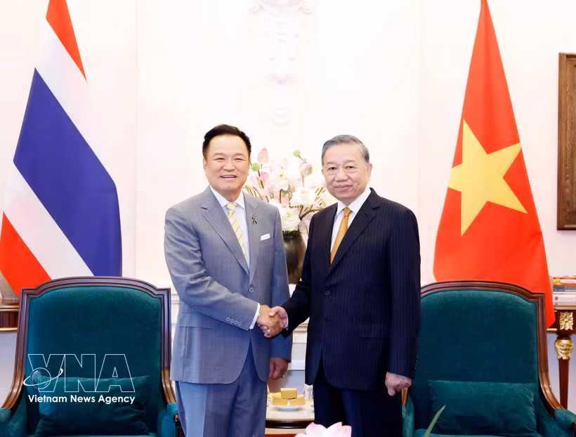 越共中央总书记、国家主席苏林会见泰国总理阿努廷·参威拉军。图自越通社