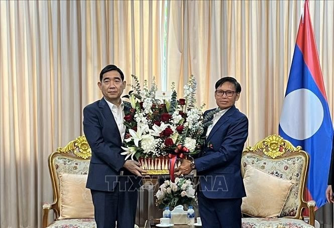 越南驻泰国大使范越雄率团前往老挝驻泰国大使馆，祝贺老挝人民民主共和国国庆50周年。图自越通社