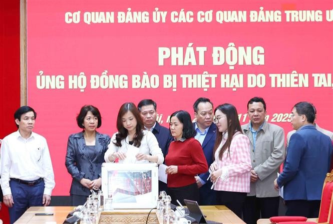 越共中央党机关党委干部和职员为受灾群众捐款，支持灾后恢复重建。图自越通社