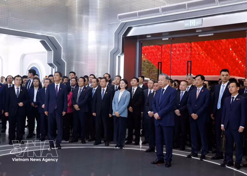 越共中央总书记、国家主席苏林参观中国-东盟人工智能创新合作中心。图自越通社