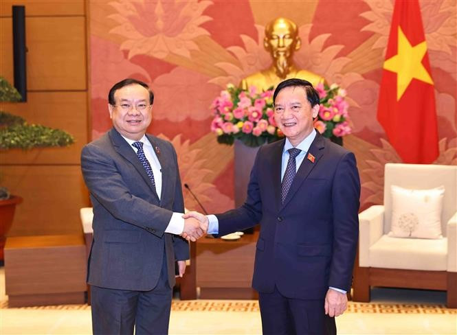 越南国会副主席阮克定和老挝国会对外委员会主任萨尼亚·普拉塞特。图自越通社