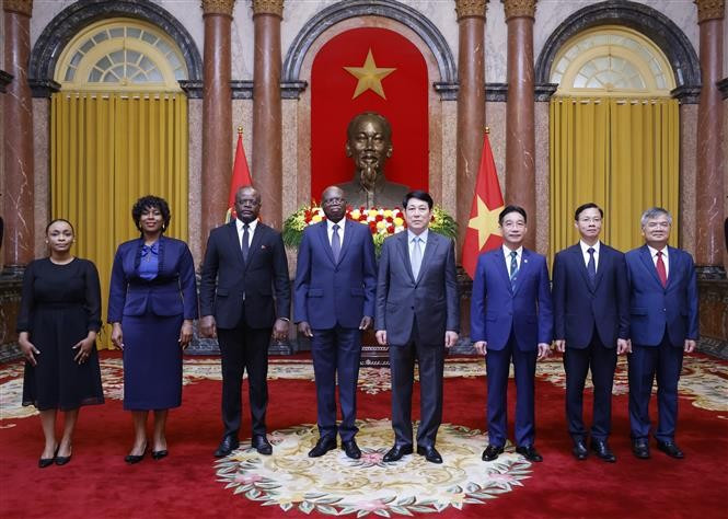 越南国家主席梁强与各国驻越大使合影。图自越通社
