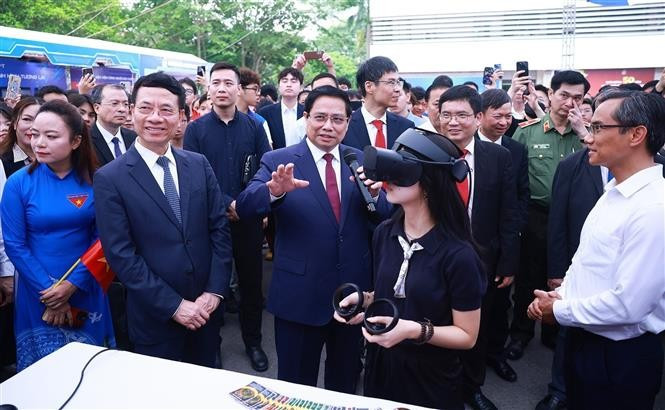 范明政总理参观创新与数字化转型产品展览。图自越通社