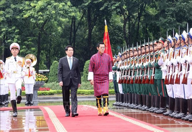 越南国家主席梁强主持隆重的国宾仪式欢迎不丹国王与王后访问。图自越通社